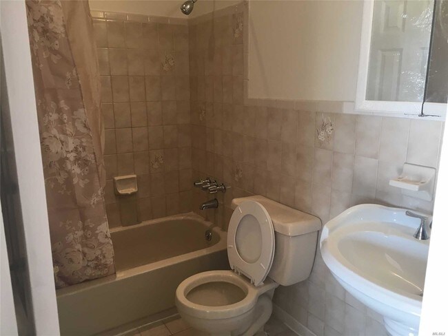 Foto del edificio - 3 bedroom in Ozone Park NY 11417