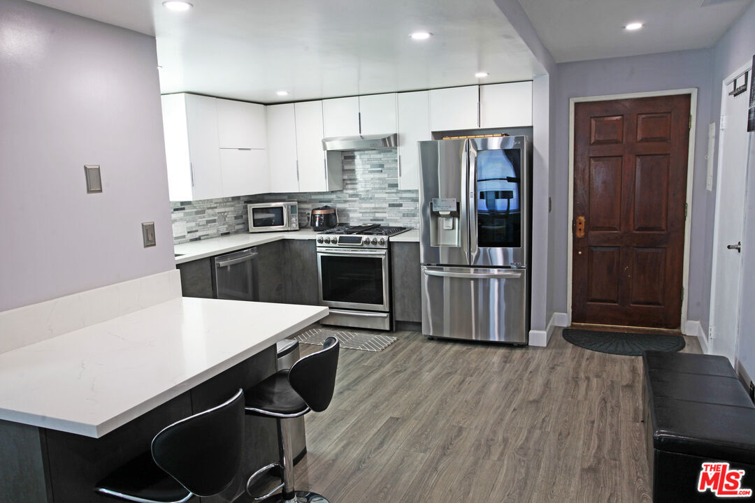 Foto principal - 2053 Barry Ave
