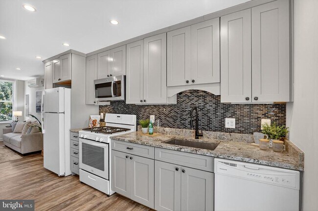 Building Photo - 312 N Henry St