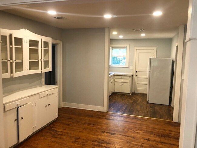 Building Photo - Remodeled Highland Property