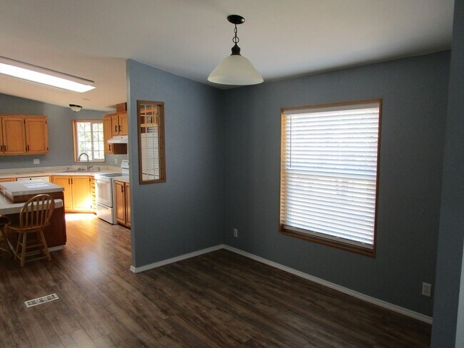 Foto del edificio - 15142 Loafer Ave