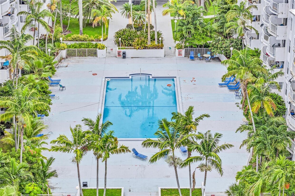 Foto principal - 488 NW 165th St