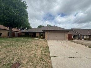 Building Photo - 325 E Parkland Dr