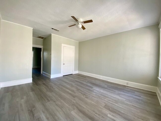 Building Photo - 1 Bedroom 1 Bath Upstairs Apartment for Re...