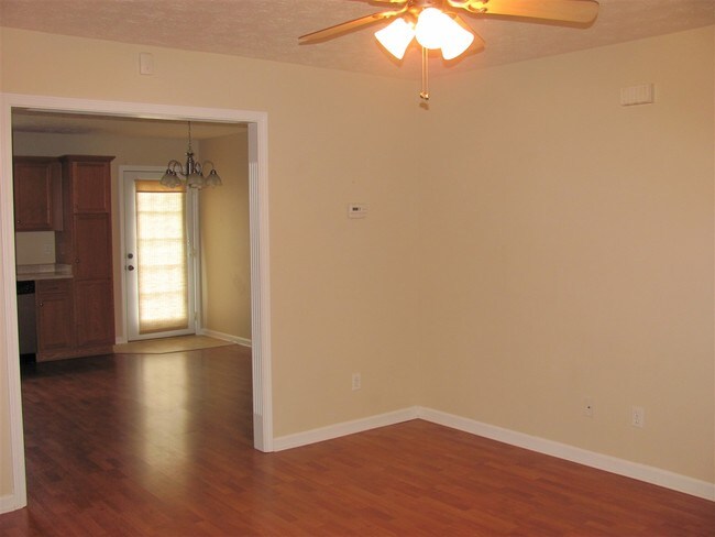 Building Photo - 122 Twin Lakes Dr