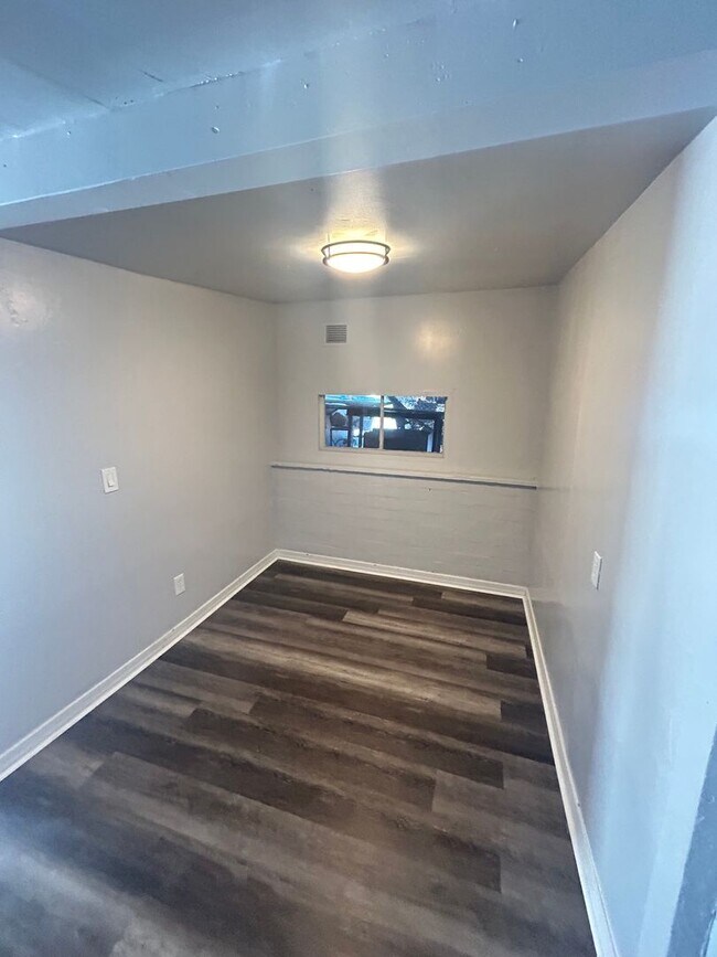 Building Photo - Studio unit with 1 bathroom. Home was upda...