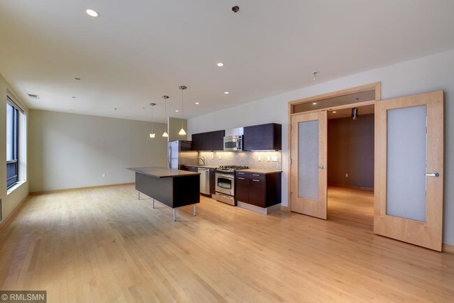Foto del edificio - 3116 W Lake St