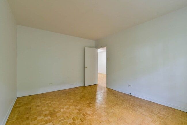 Building Photo - 2400 Av. Van Horne