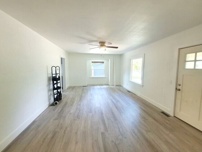 Foto del edificio - Remodeled 3 Bedroom Plus Office with Large...