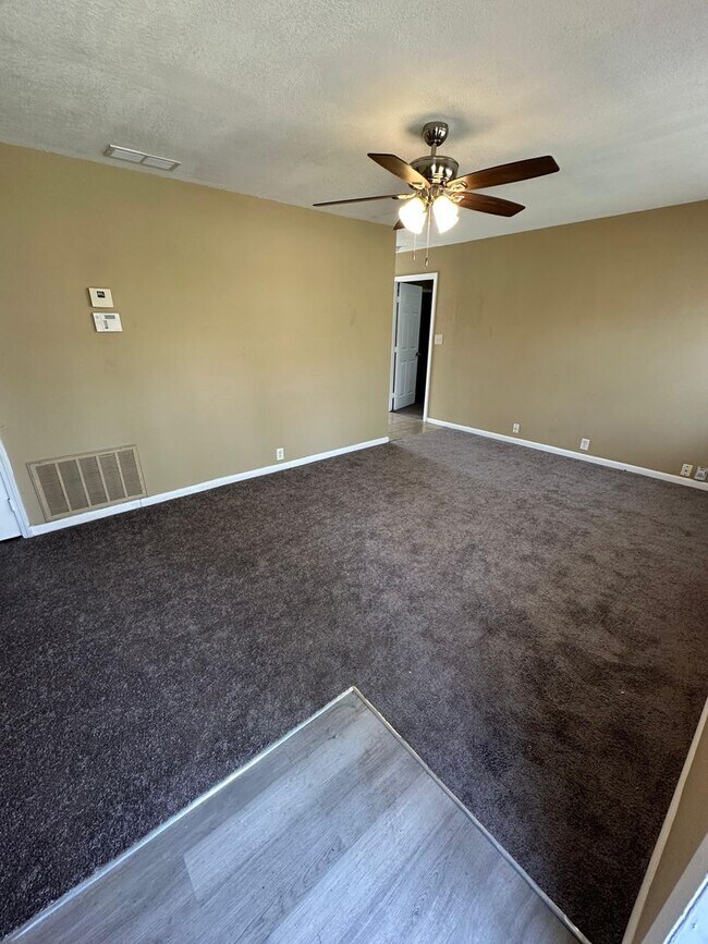 Foto del edificio - 4 bedroom 1 bath