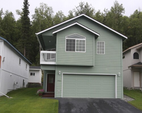 Foto principal - 4 Bedroom Eagle River Home!