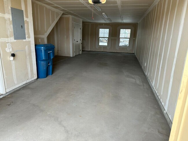 Foto del edificio - Large garage with attached spacious 2 bedroom townhome