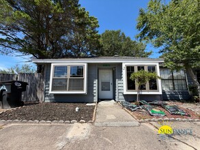 Building Photo - 2-A Viking Dr