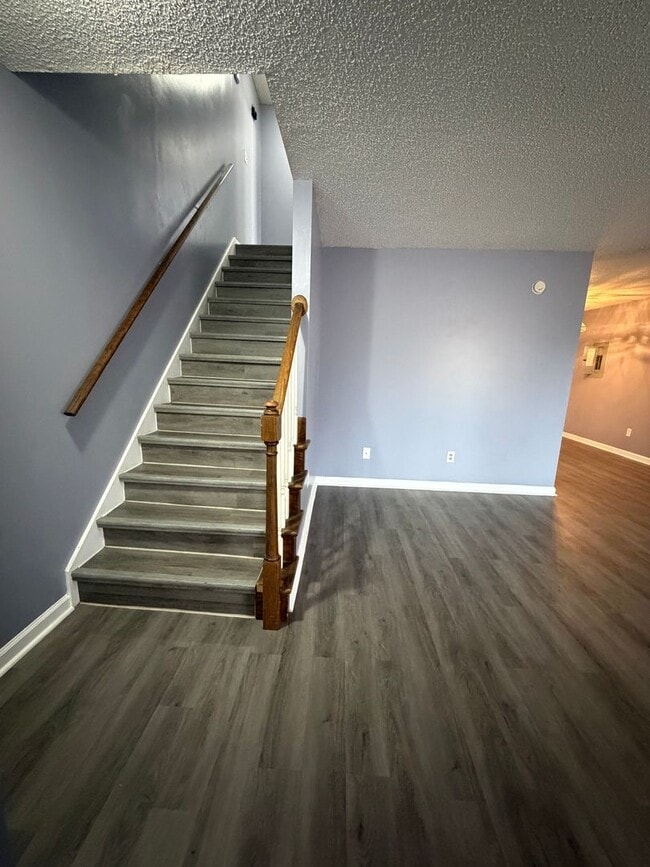 Building Photo - 3 Bd 2 Ba 1200 sq ft Townhouse