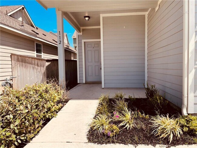 Foto del edificio - 112 Wind Flower Ln