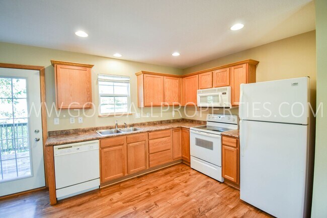 Building Photo - 2 Bedroom, 2 1/2 Bath Townhome in Urbandale!