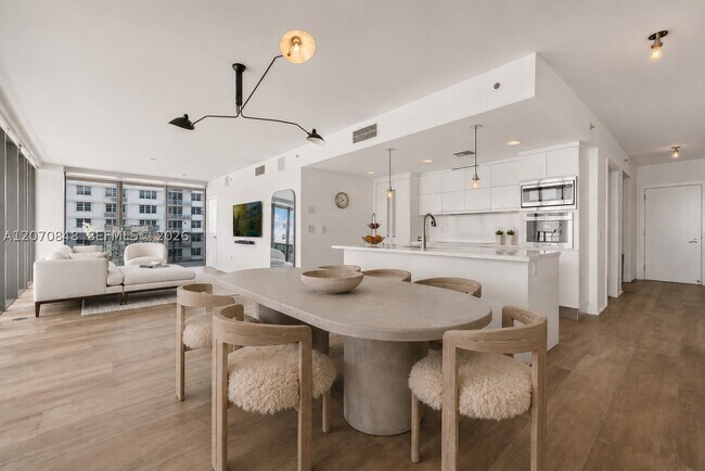 Foto del edificio - 5875 Collins Ave