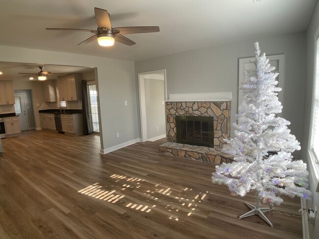 Building Photo - Modern Comfort and Convenience in the Heart of Durham