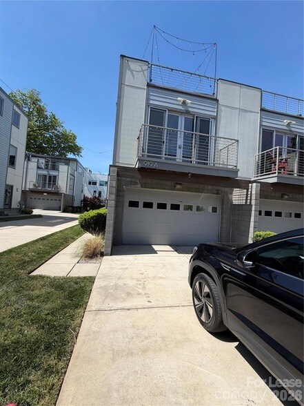 Building Photo - 919 Westbrook Dr