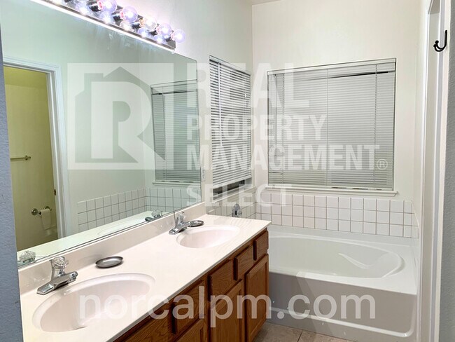 Building Photo - 4 Bed Home Waiting For You!