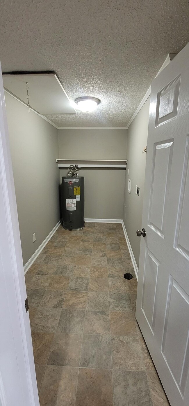 Building Photo - 252 Waterbury Ct