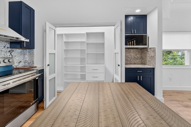 Foto del edificio - 300 E 24th St