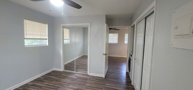 Foto del edificio - RENOVATED 1/1 w/ Deck, Washer/Dryer, & Granite Counters in Walkable Midtown Area! Available Augus...