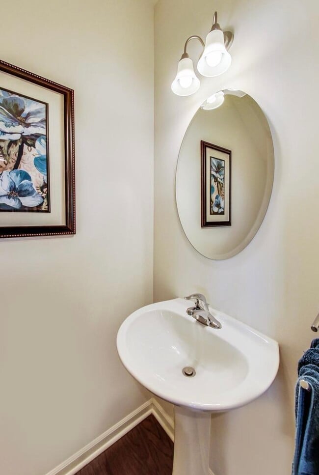 Half bathroom - 1164 Evergreen Ave
