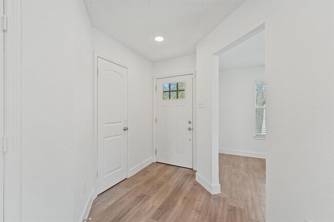 Foto del edificio - 11210 Log Cabin Ln