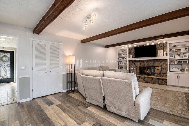 Building Photo - Large 5 bedroom home in Bellevue!