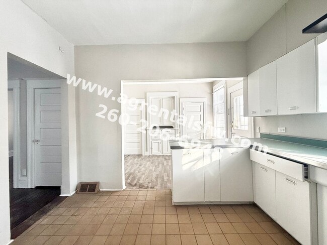 Building Photo - 3 Bedroom House