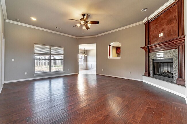Building Photo - Centerton Family Home!