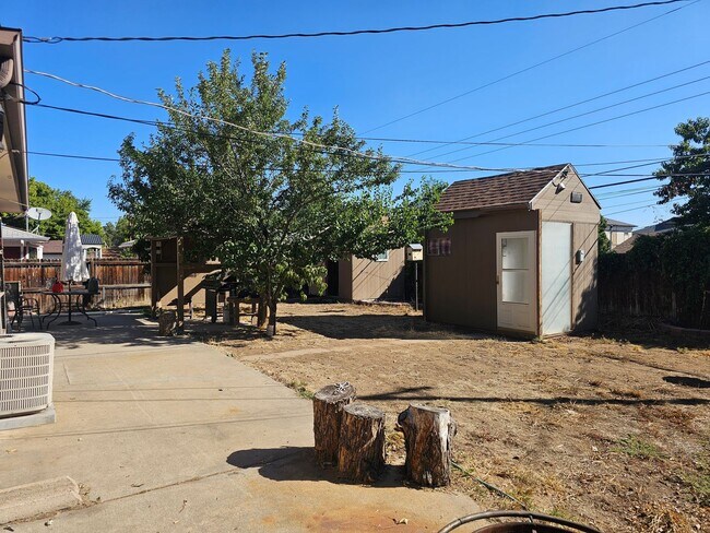 Foto del edificio - Ranch Style Home with 3 Bedrooms + 4th room/office, 2 Baths and RV parking!