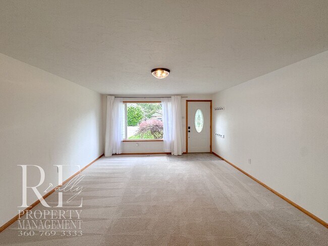 Foto del edificio - Bright & Spacious Single-Level Home with Dual Living Areas