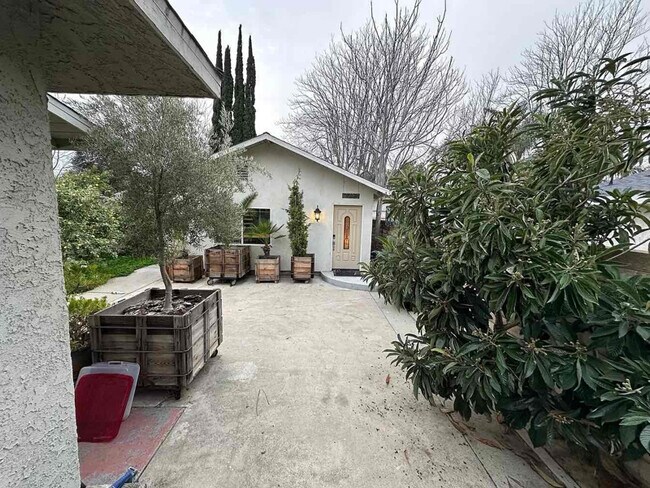 Foto del edificio - 7713 Owensmouth Ave