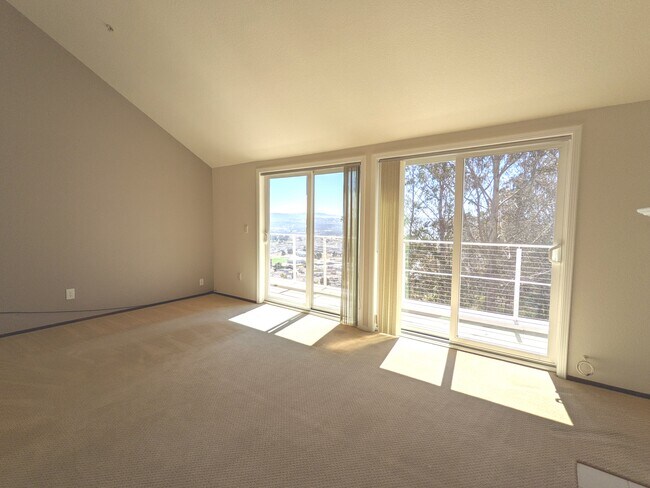 Living room - 535 Mountain View Dr