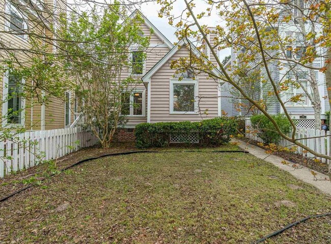 Foto del edificio - Gorgeous Renovated Home with Modern Finishes & Gated Community Amenities