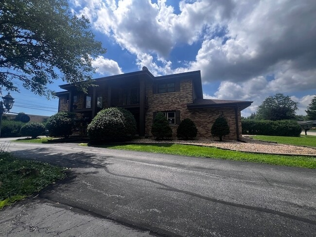 Building Photo - 516 Lincoln Ln