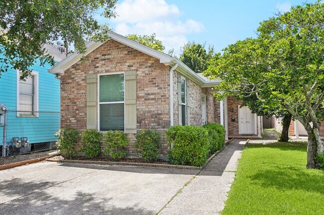 Foto del edificio - Uptown Rental: 1BR Duplex with Parking