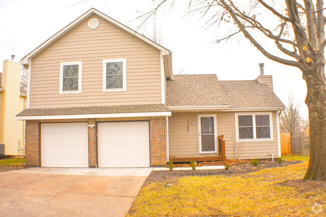 Building Photo - 1205 E Sleepy Hollow Dr