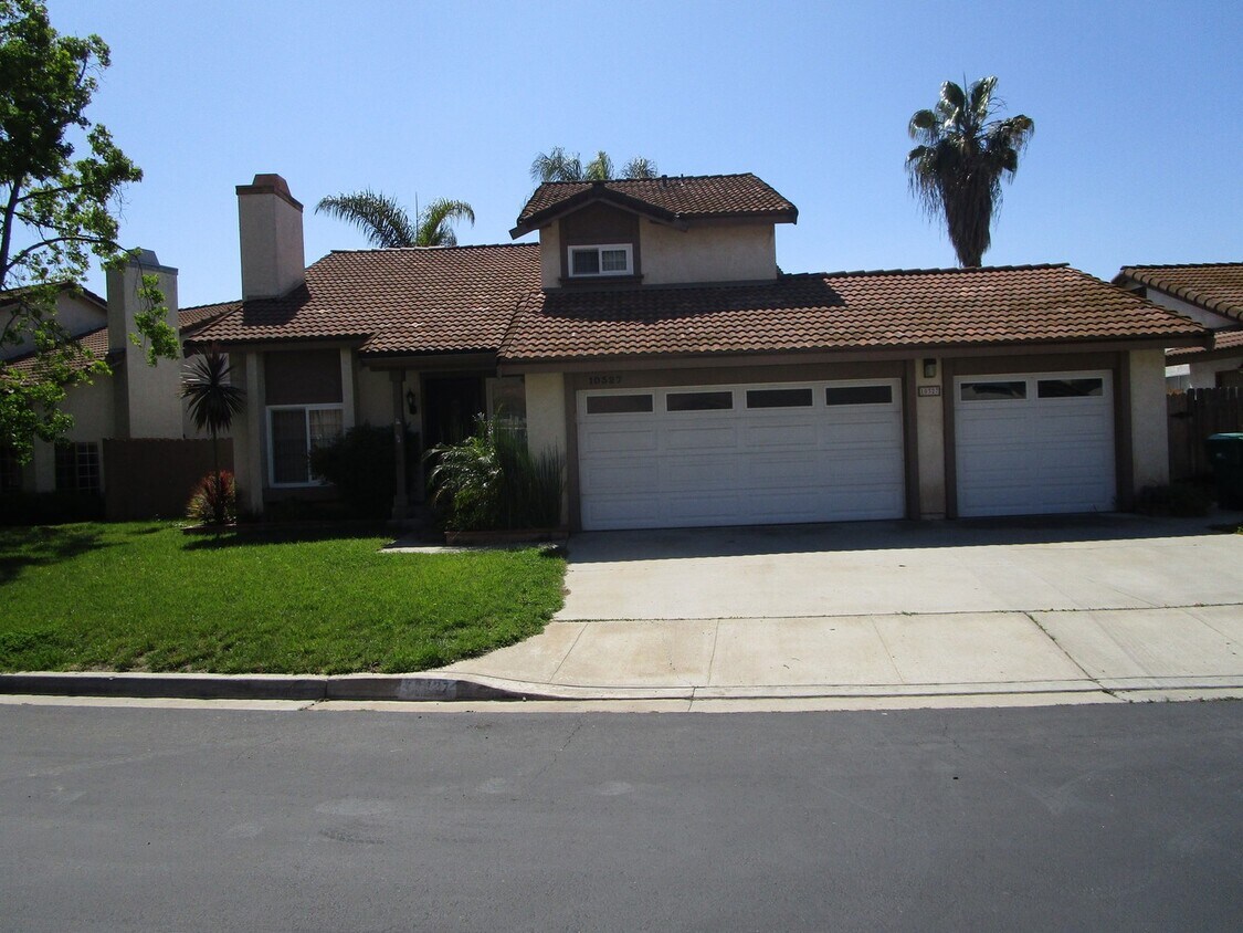 Foto principal - Spacious 3 Bedroom Lakeside Home