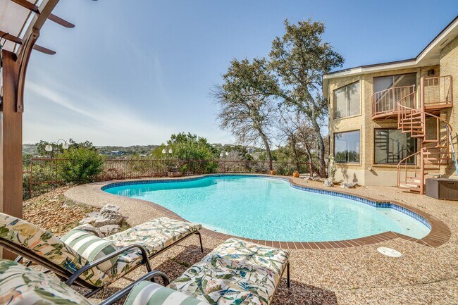 Building Photo - PRIVATE HELOTES ESTATE WITH POOL