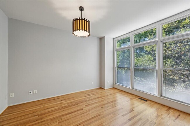 Building Photo - 1294 Fernwood Cir NE