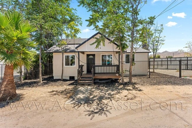 Comfortable 3 Bedroom Home with Private Backyard in Riverside - Comfortable 3 Bedroom Home with Private Backyard in Riverside