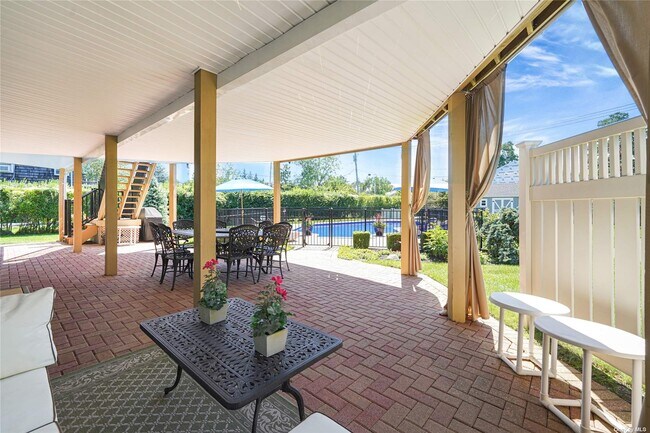 Building Photo - 300 Oak Neck Ln