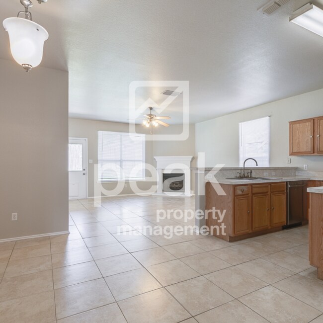 Building Photo - 4 Bedroom/2 Bathroom HOME FOR LEASE! Just ...