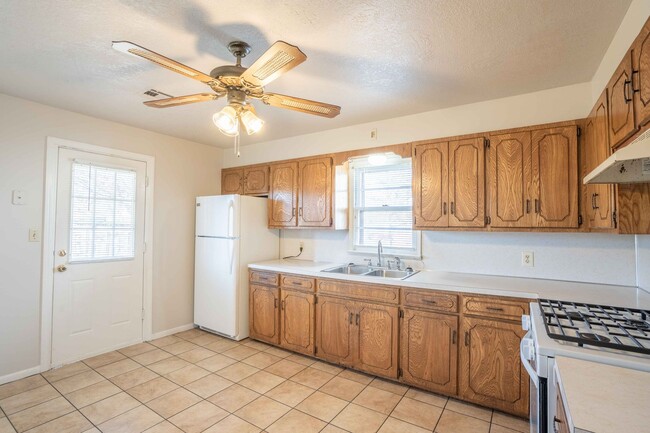 Building Photo - 3 Bed / 1 Bath in West Tulsa!