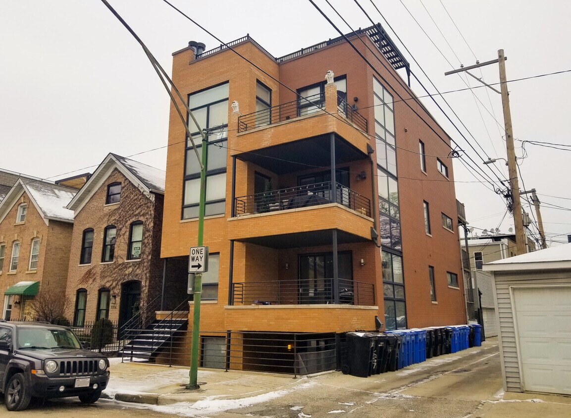 Primary Photo - 1712 W Beach Ave