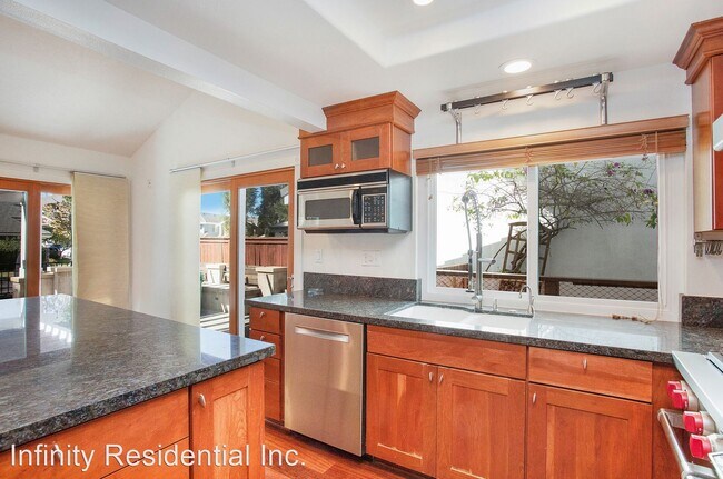 Building Photo - 3 br, 2.5 bath House - 18 Portside