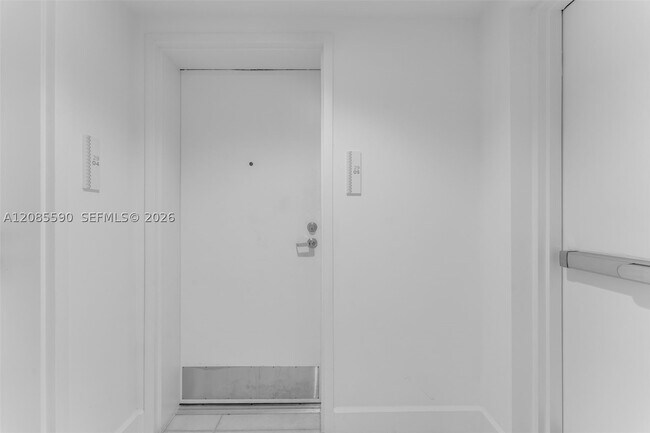 Foto del edificio - 700 NE 26th St